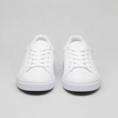 Sepatu Sneakers Putih